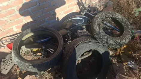 Lo sorprendieron con una moto desarmada en un baldío: recuperaron las ruedas en la casa de un tío
