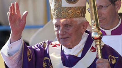 Benedicto XVI renunció por su “edad y falta de fuerzas”