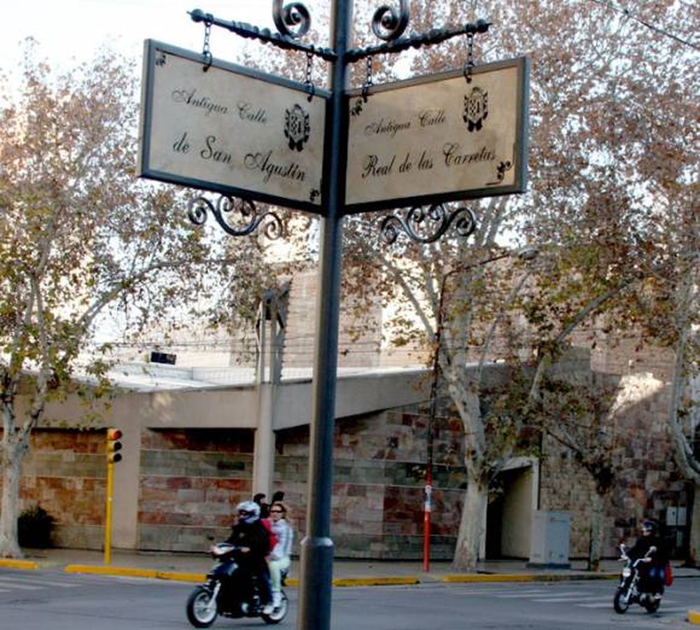 La plaza 25 vuelve a los carteles con el nombre viejo de sus cuatro calles