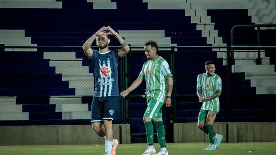 Goleador. Agustín Torres, uno de los artilleros de la Liga Sanjuanina, festeja uno de sus tantos en el Bicentenario.