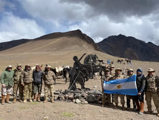 Con Juan Anriquez y Fabián Iribas a la cabeza, el equipo que logró la hazaña en plena cordillera sanjuanina (Foto Gentileza Infobae) Con Juan Anriquez y Fabián Iribas a la cabeza, el equipo que logró la hazaña en plena cordillera sanjuanina (Foto Gentileza Infobae)