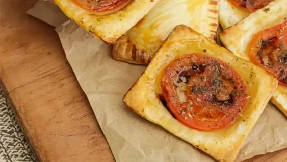 Receta de tartines de tomate al horno, muy fáciles y rápidos.