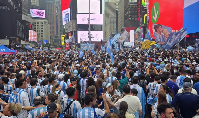 Ni la lluvia frenó el banderazo argentino: miles de hinchas coparon Times Square antes de la final