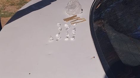 Los envoltorios con cocaína y los porros que llevaba el detenido.