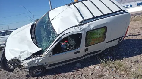 La Kangoo quedó pegada al semáforo.