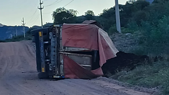 Los ocupantes del camión no sufrieron heridas.