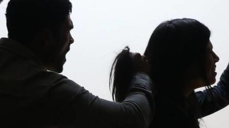 Volvió con su ex pero enfureció y la agarró a patadas en el ascensor: pasará un año en prisión