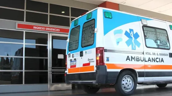 Un chico de 11 años cayó de un carro en movimiento y la rueda le aplastó el abdomen