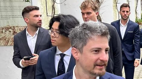 En segundo plano, Mauricio Novelli habla con Hayden Davis en Buenos Aires, a fines de 2024; en primer plano, Manuel Terrones Godoy.