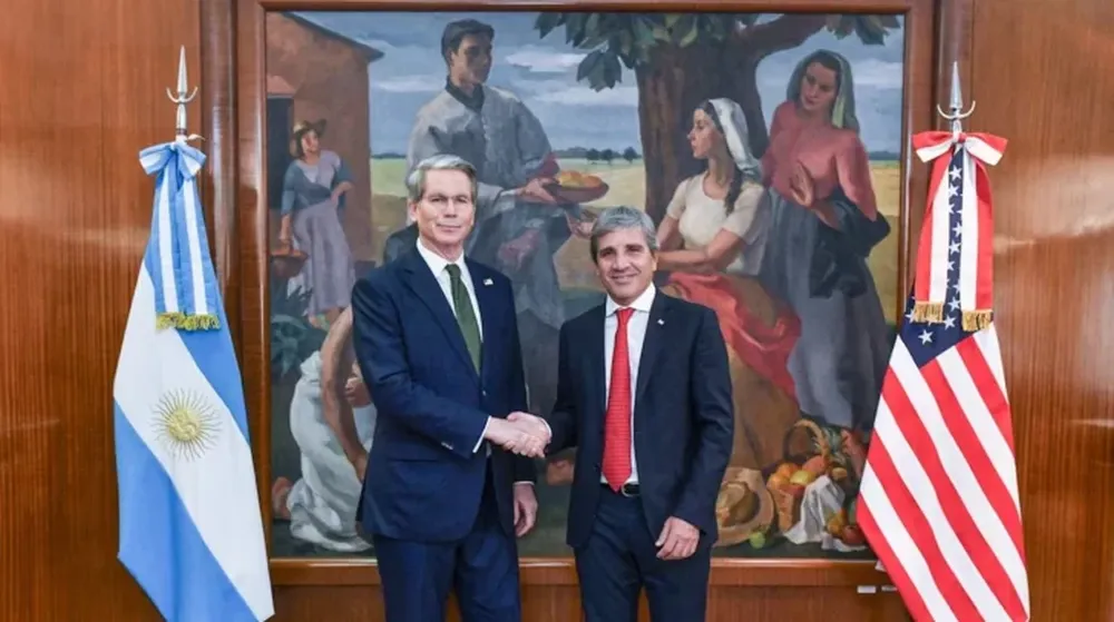El secretario del Tesoro de EE.UU., Scott Bessent, con el ministro de Economía argentino, Luis Caputo.