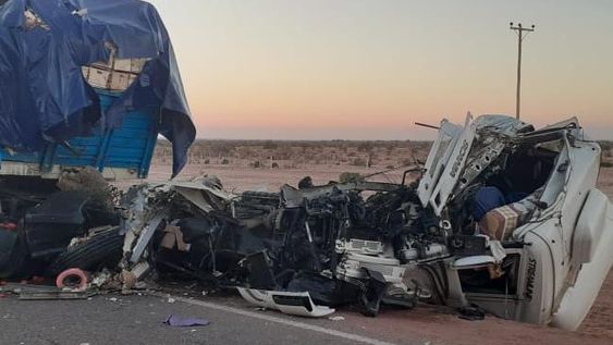 Terrible accidente: un camión chocó de frente con otro que estaba estacionado