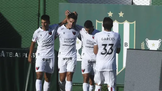 El Sabalero goleó y manda