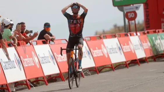 Caruso ganó la etapa, Roglic sigue firme