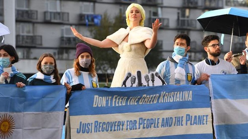 Una activista se vistió de Evita durante la Cumbre Climática en Glasgow