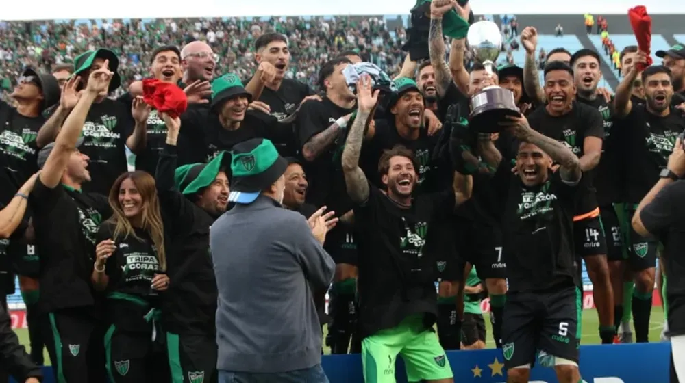 Objetivo cumplido. El plantel de San Martín recibió una copa que adornará sus vitrinas y será el recuerdo de su cuarto ascenso a la Primera División.