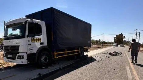 Murió un motociclista que cayó de su moto y fue embestido por un camión