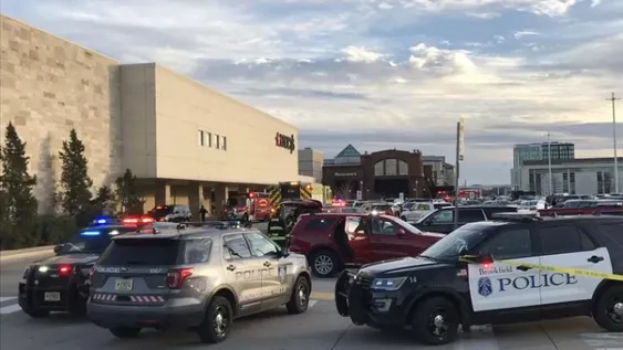 Una balacera en un centro comercial de Wisconsin dejó un muerto y varios heridos