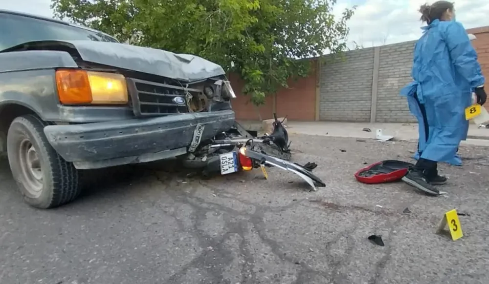 Montada sobre la moto quedó la camioneta tras el impacto. Una de las dos mujeres que iban en el vehículo más débil, no sobrevivió.