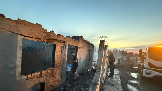 incendio en alto de sierra: al menos siete casas quedaron destruidas y murieron animales