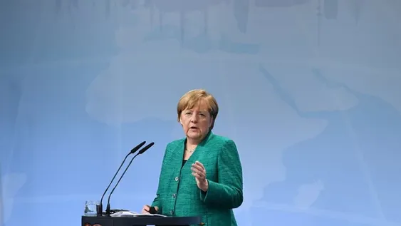 Merkel sufrió fuertes temblores durante un acto oficial