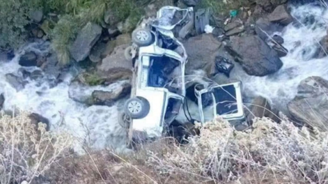 Cayó una camioneta con trabajadores mineros por un precipicio: hay muertos y heridos.