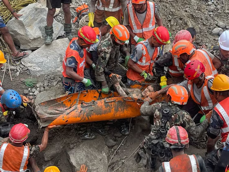 Kabir Maharjan, uno de los 2 trabajadores hallados con vida este viernes en un túnel sepultado por la riada de barro y escombros en Nepal.