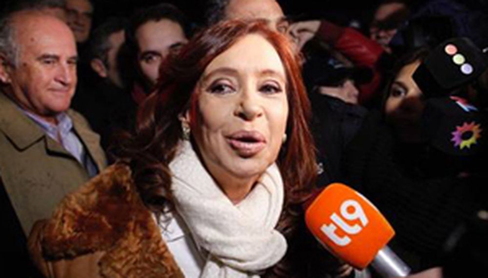 Cristina llegó a Buenos Aires y fue recibida por una multitud