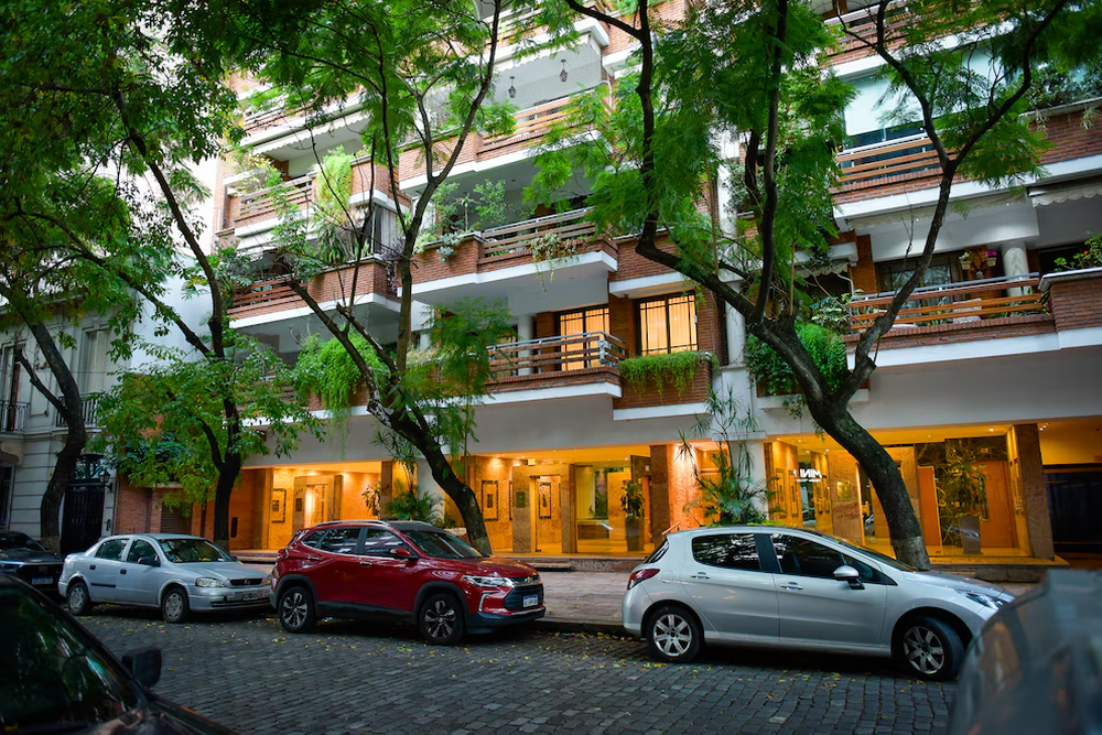 La fachada del edificio donde vive Manuel Adorni en Caballito.