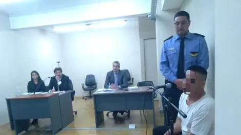 El acusado (derecha) reconoció su culpa en un juicio abreviado y recibió 8 años de cárcel.