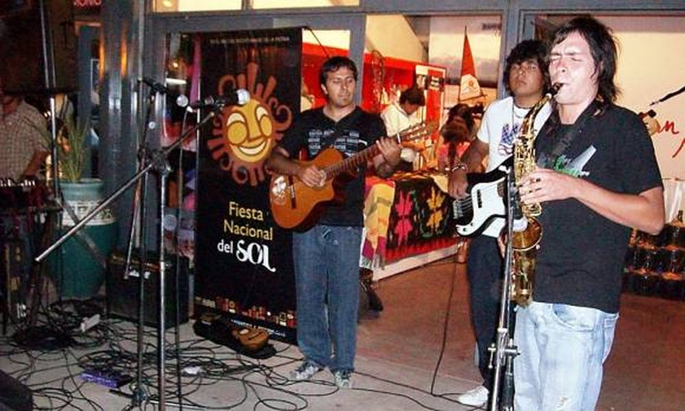 A la caza de turistas en la plaza de Cosquín