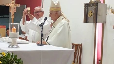 Las reliquias del Cura Brochero que recibió el padre José Fuentes, del Centro Evangelizador Cura Brochero, se trata de un trocito de hueso del Santo,
