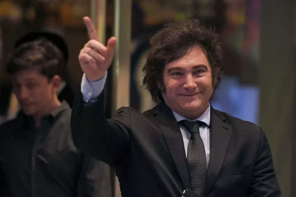 El equipo económico de Javier Milei planea unificar el dólar a $650