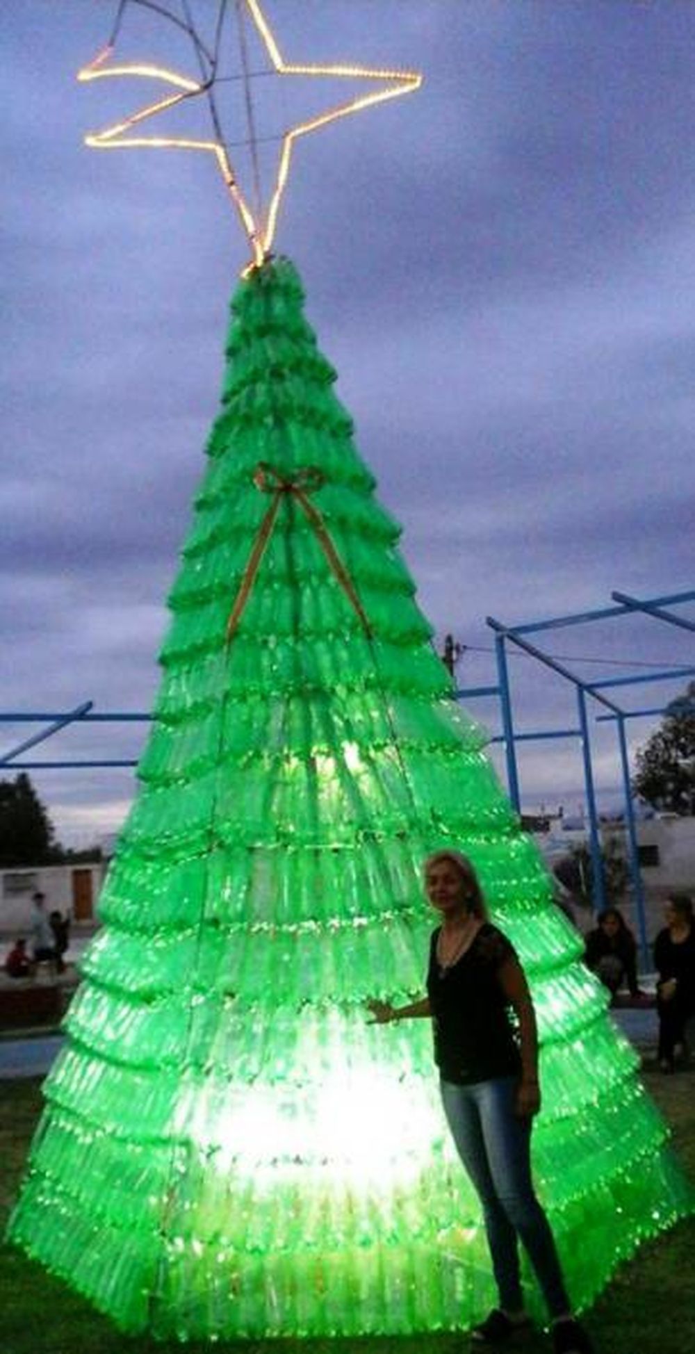 Con 900 botellas plásticas hicieron un árbol navideño