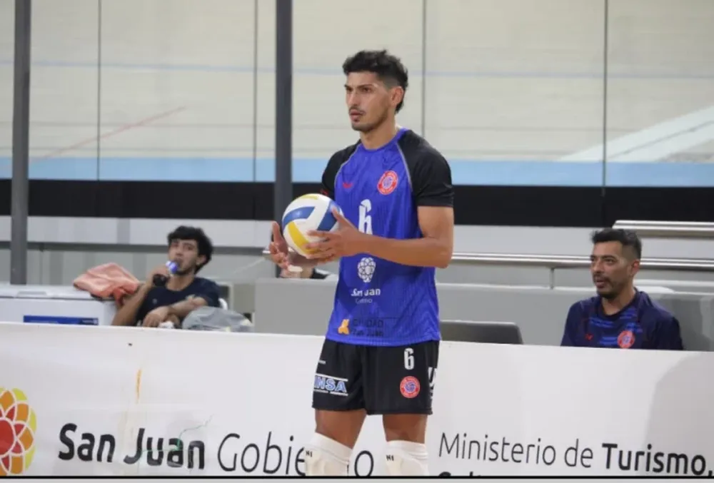 Con los bolsos llenos de ilusiones viajará hoy a Chile, Valentín El el Club ARU jugará en el equipo de Primera y dirigirá divisiones inferiores,