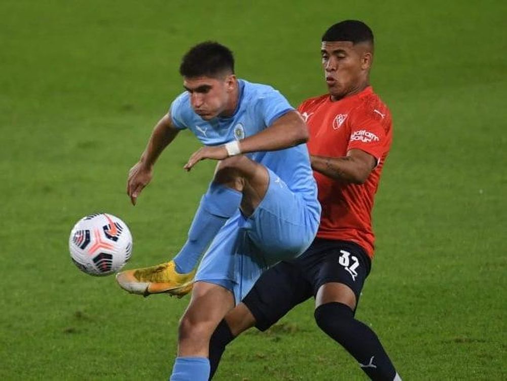 Independiente aprovechó los regalos de  Montevideo City Torque y es líder del grupo