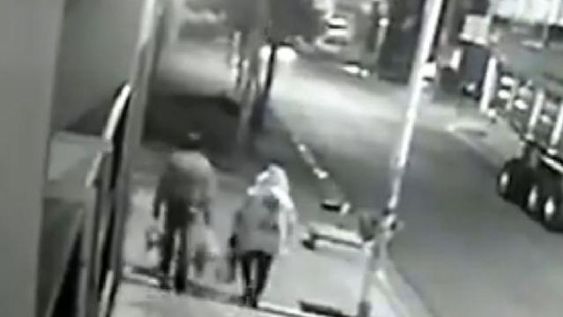 Insólito: ladrones subieron a los postes de la luz para atacar a sus víctimas