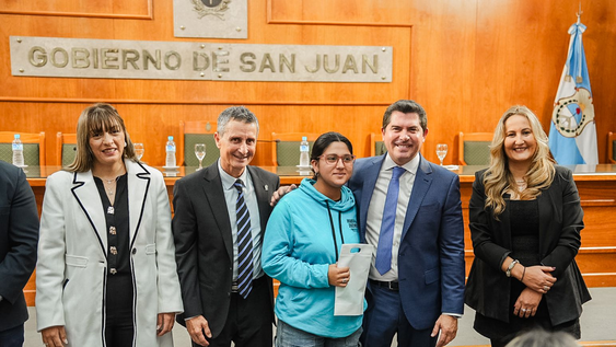 Marcelo Orrego encabezó el acto de entrega de audífonos y anteojos.&nbsp;