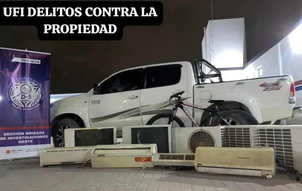 La Toyota Hilux usada para cometer los robos y cinco equipos de aire acondicionado (aún no reconocidos por víctimas de robos) se incluyen entre las evidencias contra los sospechosos.
