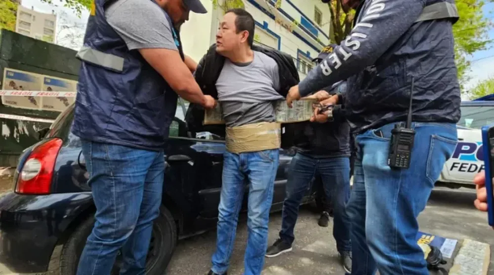 Tres ciudadanos chinos llevaban más de 700 mil dólares pegados a sus cuerpos