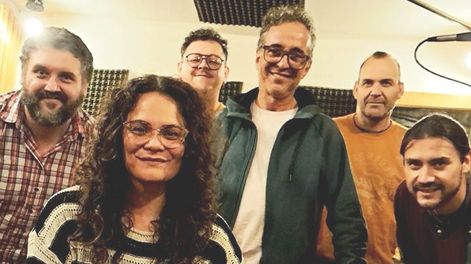 Diario de Cuyo | EN HONOR A FITO. La banda encabezada por Lucio Flores en teclados y Alejandro Segovia en voz se completa, además, con George Lamb en bajo, Hugo Figueroa en guitarra, Matías Inostroza en batería y Melisa Quiroga en voz.
