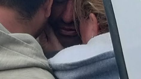 [VIDEOS] Un milagro: entre abrazos y lágrimas, así fue el reencuentro del operario con su familia