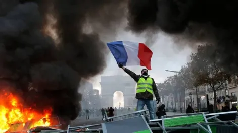 Cierran la Torre Eiffel por las protestas de los “chalecos amarillos”
