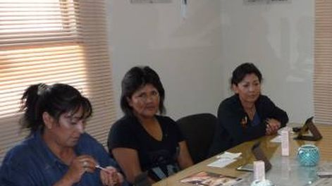 Las chicas tuvieron sesión de  belleza en medio de la basura