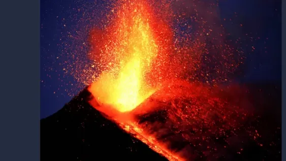 La increíble lengua de fuego que el volcán Etna arrojó sobre el Mediterráneo