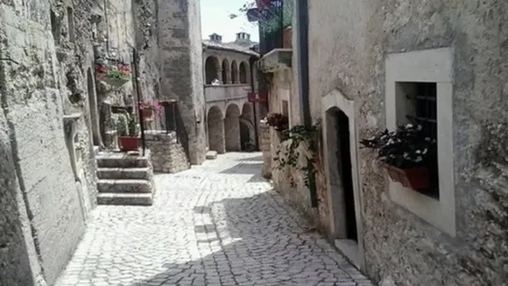 Pueblo italiano ofrece a jóvenes sueldos de u$s10 mil para mudarse allí: los requisitos