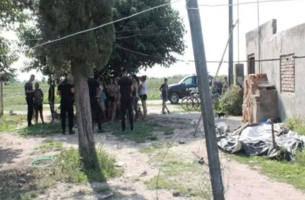 Entró a la casa de su exesposa cuando dormía y la ahorcó frente a sus hijos