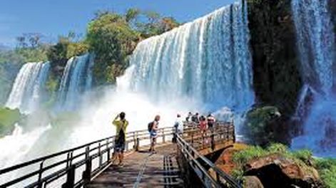 Tras la impactante crecida, descienden las aguas del río Iguazú