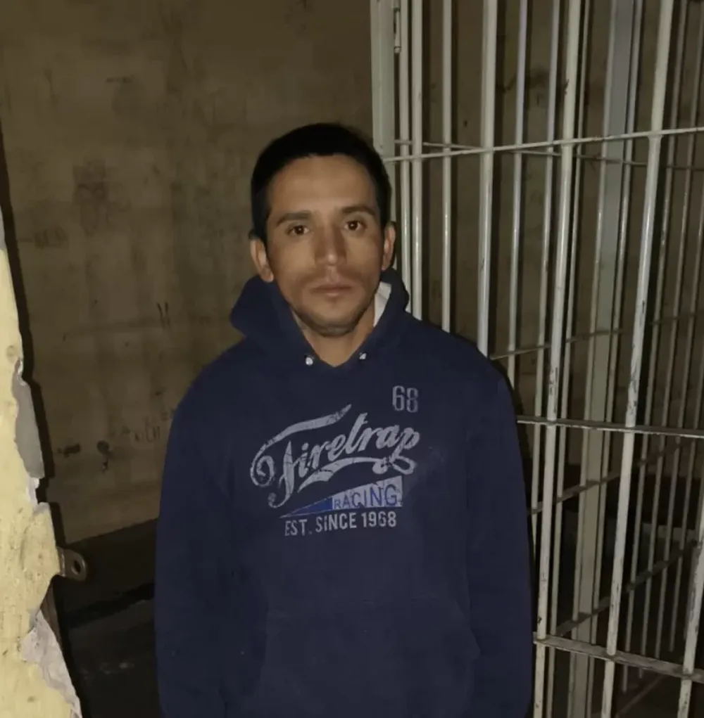 Caminaba con una batería de auto en la mano e insultó a los policías: terminó tras las rejas