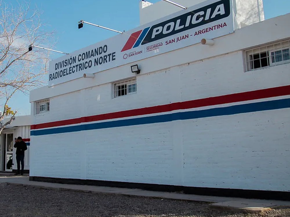 Policías seguían a un hombre que iba armado, chocaron con un caño y lo rompieron