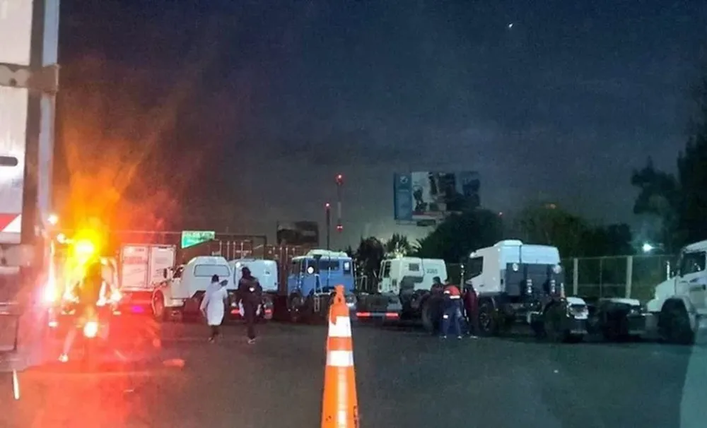 Berni, en el piquete en la autopista Buenos Aires-La Plata: “Tienen 5 minutos o me llevo todos los camiones”